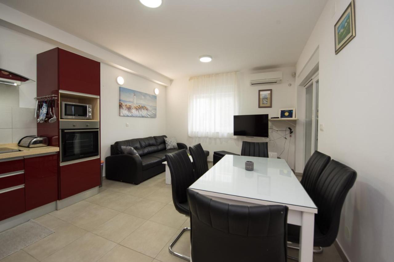 Miss Tina Apartment *